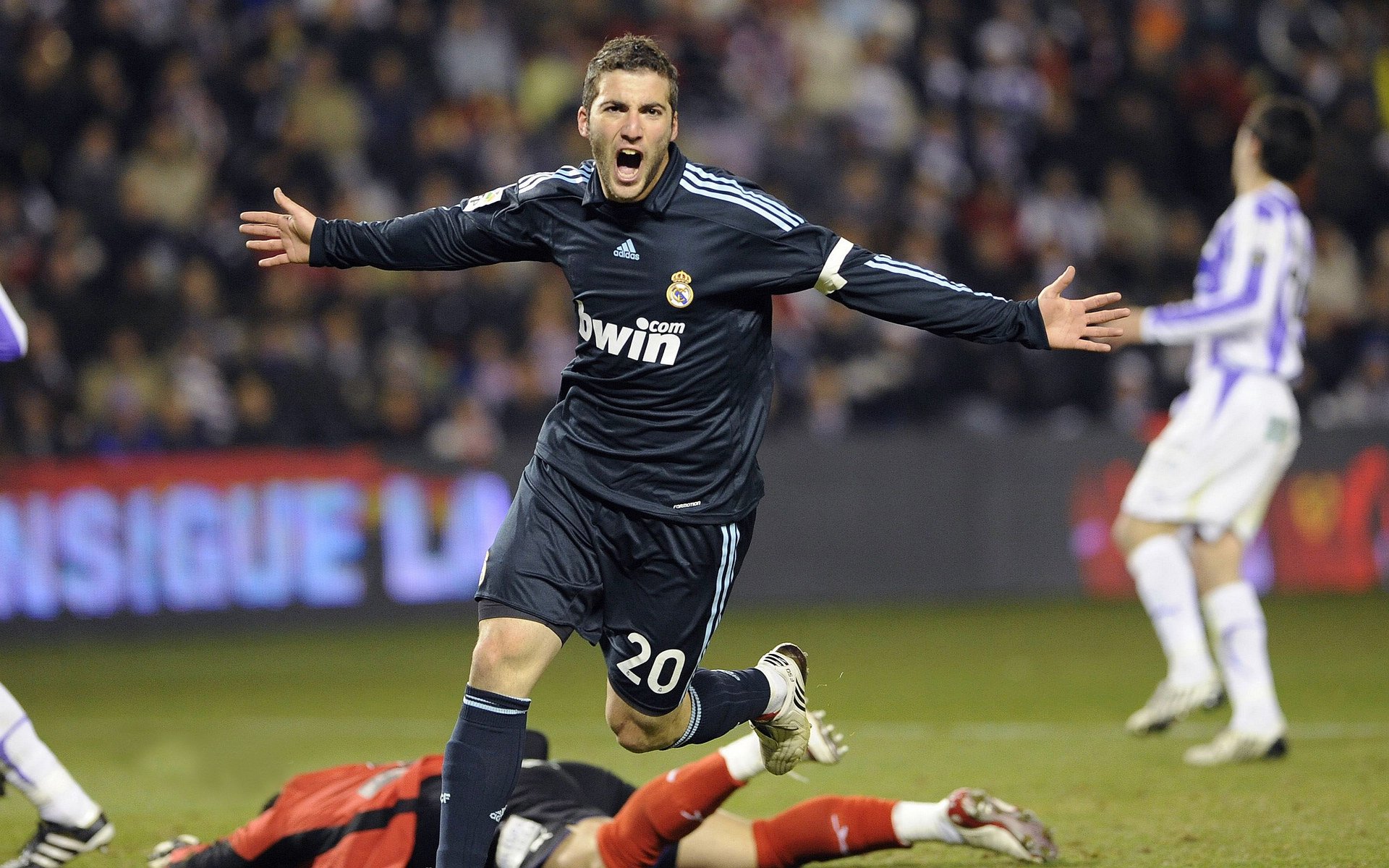 金玟哉爆发！摩纳哥关键战突围葡萄牙，改写欧冠格局的一夜