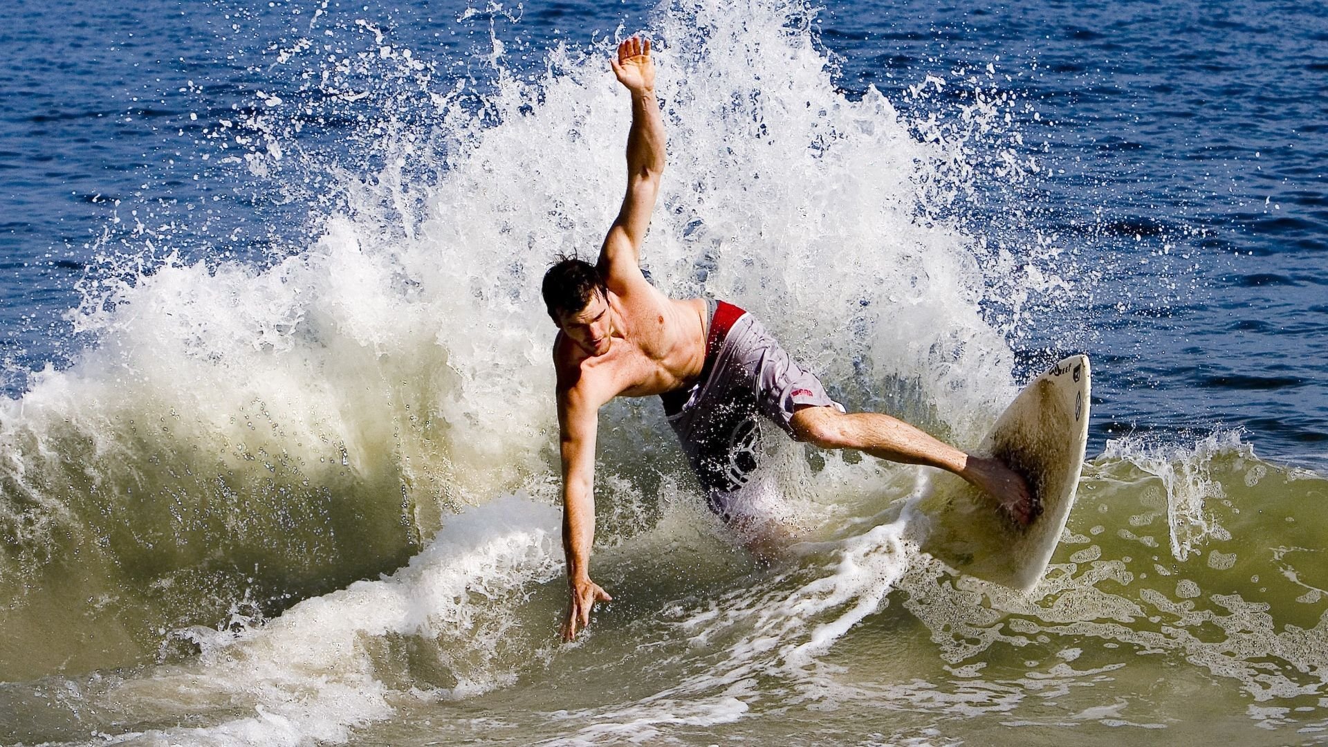 赛道与球场的交响,当F1新赛季揭幕战之夜遇见约基奇的持续杀伤力